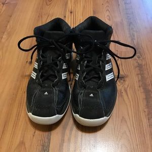 Basketball shoes